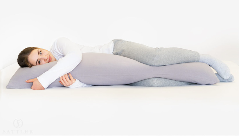 Das Seitenschläferkissen BodySleep sorgt für eine ergonomisch korrekte Position in der Seitenlage.